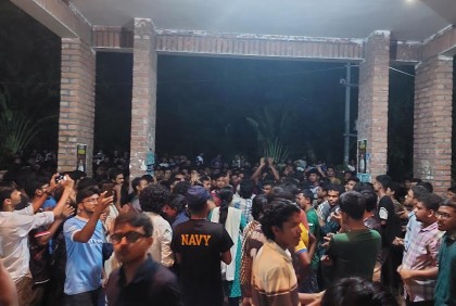 রাতে উত্তাল জাবি, কোটা সংস্কারের দাবি