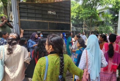 ইডেন কলেজে শিক্ষার্থীদের মিছিলে ছাত্রলীগ নেত্রীদের অতর্কিত হামলার অভিযোগ 