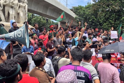 রাজু ভাস্কর্যের সামনে শিক্ষার্থীদের অবস্থান, চলছে স্লোগান 