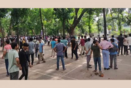 ঢাবিতে আন্দোলনকারী ও ছাত্রলীগের ধাওয়া-পাল্টা ধাওয়া


