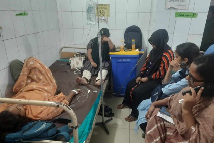 ছাত্রলীগের হামলায় আহত হয়ে ইডেন কলেজের ৪ ছাত্রী ঢামেকে

