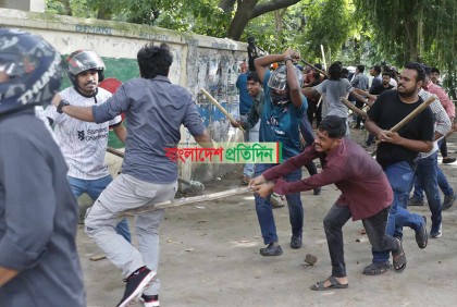 শহীদুল্লাহ হলের সামনে আন্দোলনকারী ও ছাত্রলীগের মধ্যে ফের সংঘর্ষ

