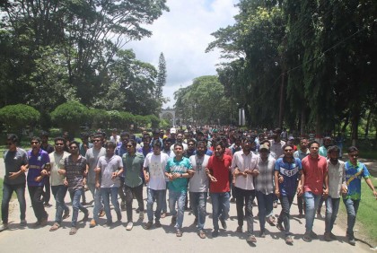 ‘রাজাকার’ স্লোগানের প্রতিবাদে ইবিতে ছাত্রলীগের বিক্ষোভ