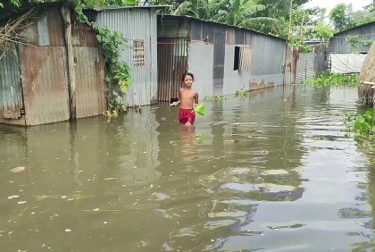 সিরাজগঞ্জে ভাঙন ও ভোগান্তি নিয়ে বাস করছে বানভাসী মানুষ