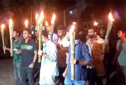 রাবিতে ছাত্রলীগের হামলার প্রতিবাদে মশাল মিছিল