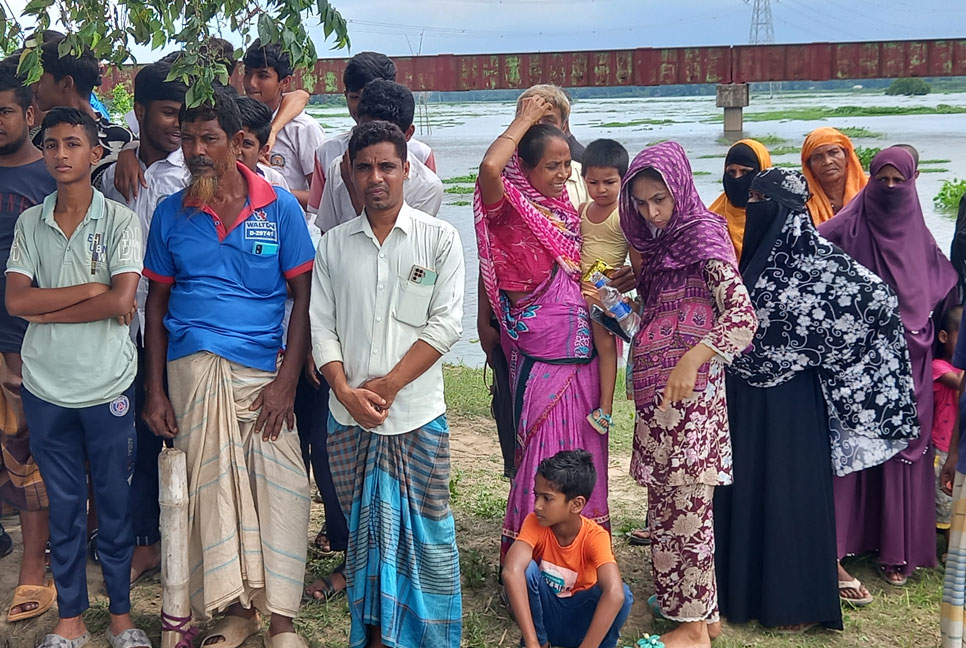 গাজীপুরে বিলে নৌকাডুবি: মায়ের লাশ উদ্ধার, নিখোঁজ ছেলে