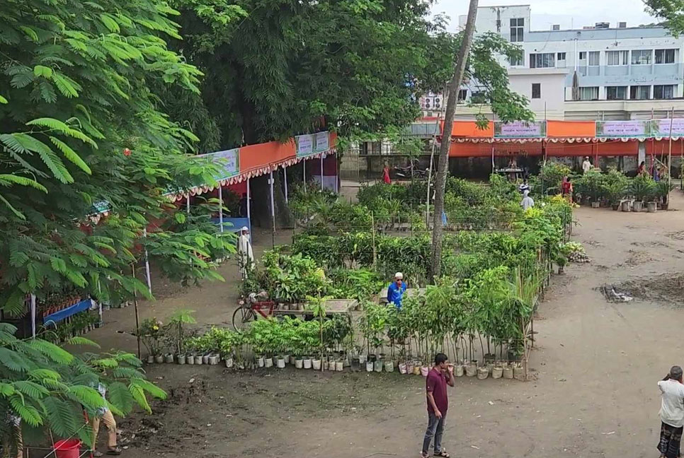 ‘বৃক্ষ দিয়ে সাজাই দেশ’ স্লোগানে নেত্রকোনায় বৃক্ষমেলা শুরু