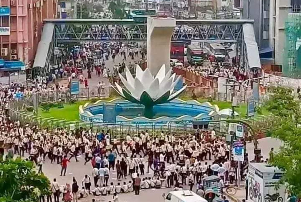 মতিঝিলের শাপলা চত্বরে নটরডেম শিক্ষার্থীদের অবরোধ