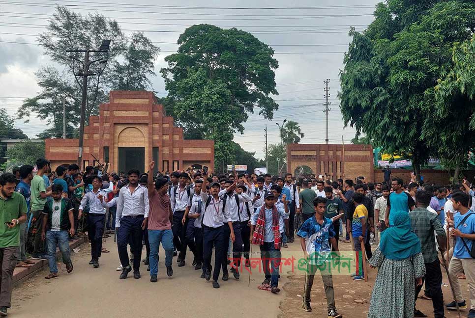 জাবির কোটা আন্দোলনে যোগ দিয়েছে স্কুল-কলেজের শিক্ষার্থীরা
