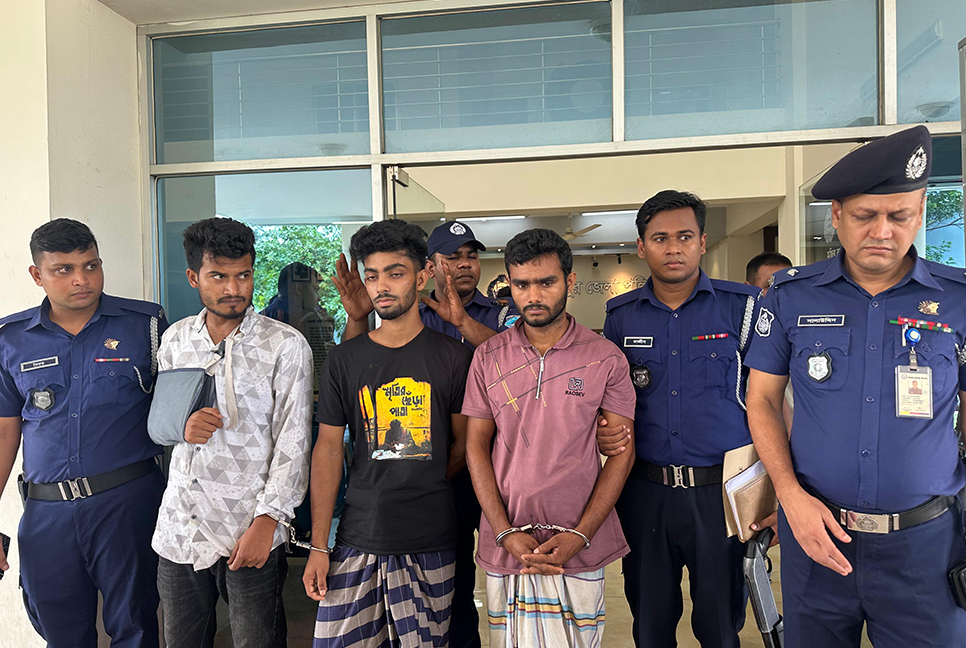 ১৮ লাখ টাকা ছিনতাই, গ্রেফতার ৩