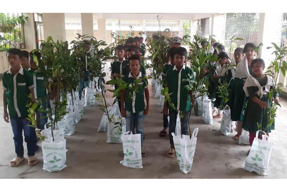 টেকনাফে ৭৭টি শিক্ষা প্রতিষ্ঠানের শিক্ষার্থীদের মাঝে গাছের চারা বিতরণ