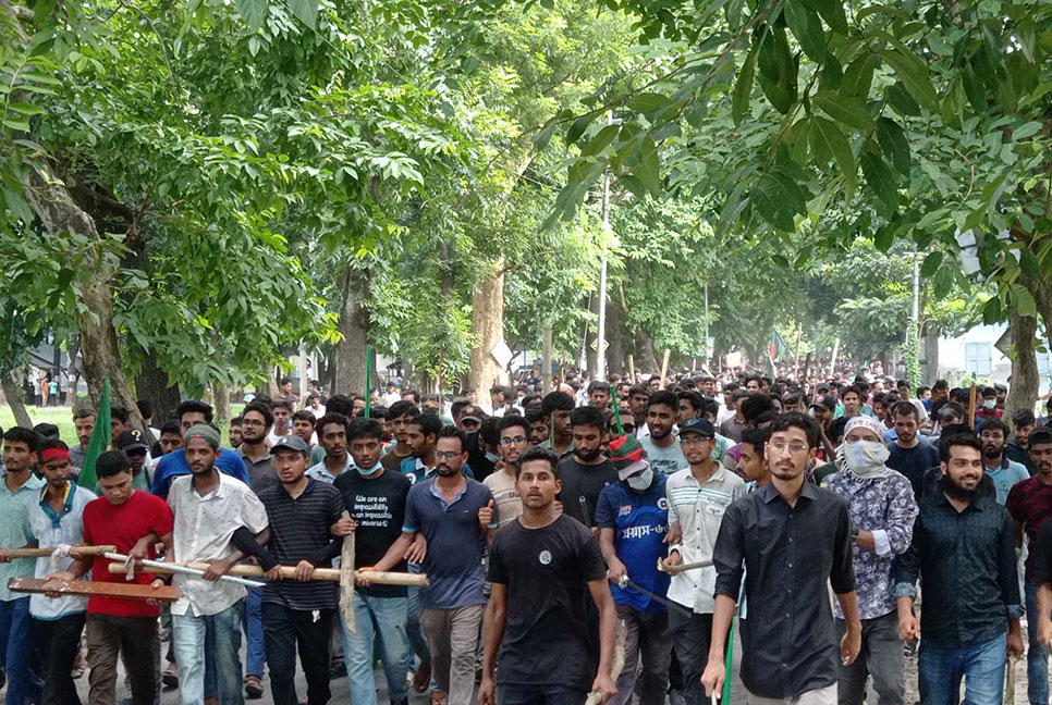 আন্দোলনকারীদের দখলে রাবি, ক্যাম্পাস ছাড়া ছাত্রলীগ