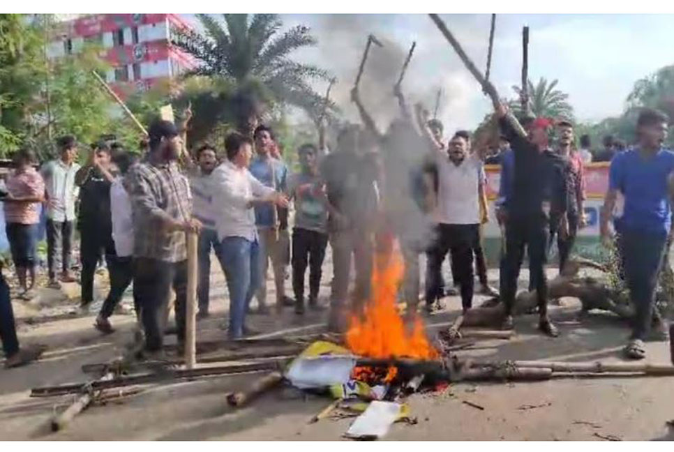 নরসিংদীতে কোটা আন্দোলনকারীদের মহাসড়ক অবরোধ