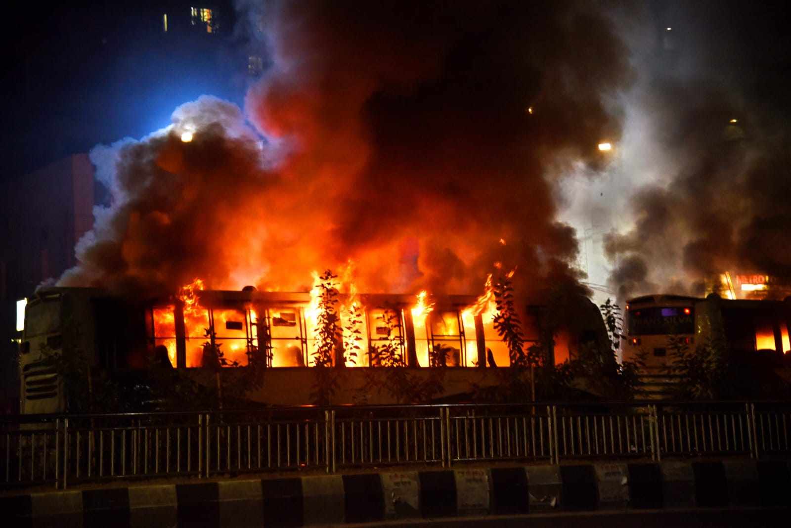 জাতীয় প্রেসক্লাবের সামনে দুই বাসে আগুন, ককটেল বিস্ফোরণ

