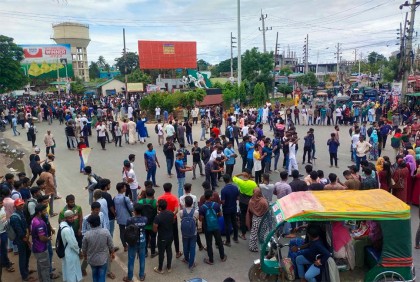 খুলনা নগরীর দুই স্থানে শিক্ষার্থীদের সড়ক অবরোধ