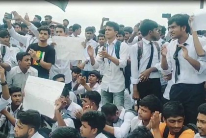 চাঁপাইনবাবগঞ্জে মহাসড়কে পলিটেকনিক ছাত্রদের বিক্ষোভ