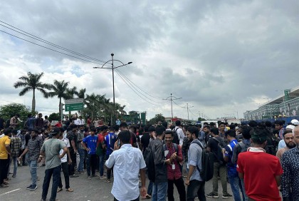 কোটা আন্দোলন : রাজধানীর বিভিন্ন সড়ক অবরোধ শিক্ষার্থীদের