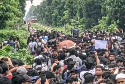 চট্টগ্রামে সড়ক ও রেলপথ অবরোধ শিক্ষার্থীদের
