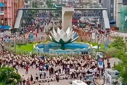 মতিঝিলের শাপলা চত্বরে নটরডেম শিক্ষার্থীদের অবরোধ