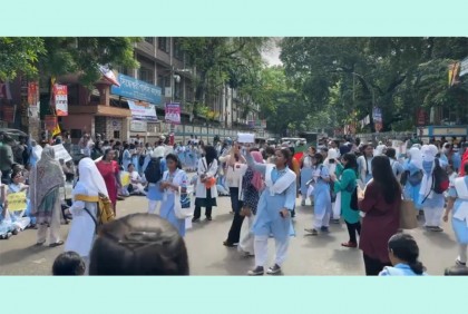 বেইলি রোডে ভিকারুননিসা শিক্ষার্থীদের সড়ক অবরোধ