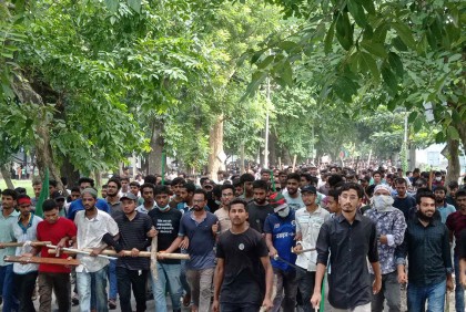 আন্দোলনকারীদের দখলে রাবি, ক্যাম্পাস ছাড়া ছাত্রলীগ