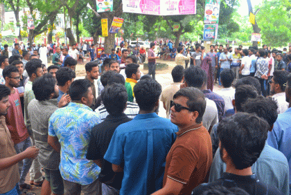 সরকারি আজিজুল হক কলেজে ককটেল বিস্ফোরণ, থমথমে পরিস্থিতি 

