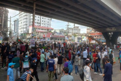ধাওয়া- পাল্টা ধাওয়ার পর মুরাদপুরে কোটা আন্দোলনকারীদের অবস্থান
