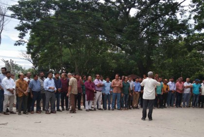 শিক্ষার্থীদের আন্দোলনে সংহতি জানিয়ে খুবি শিক্ষকদের মানববন্ধন