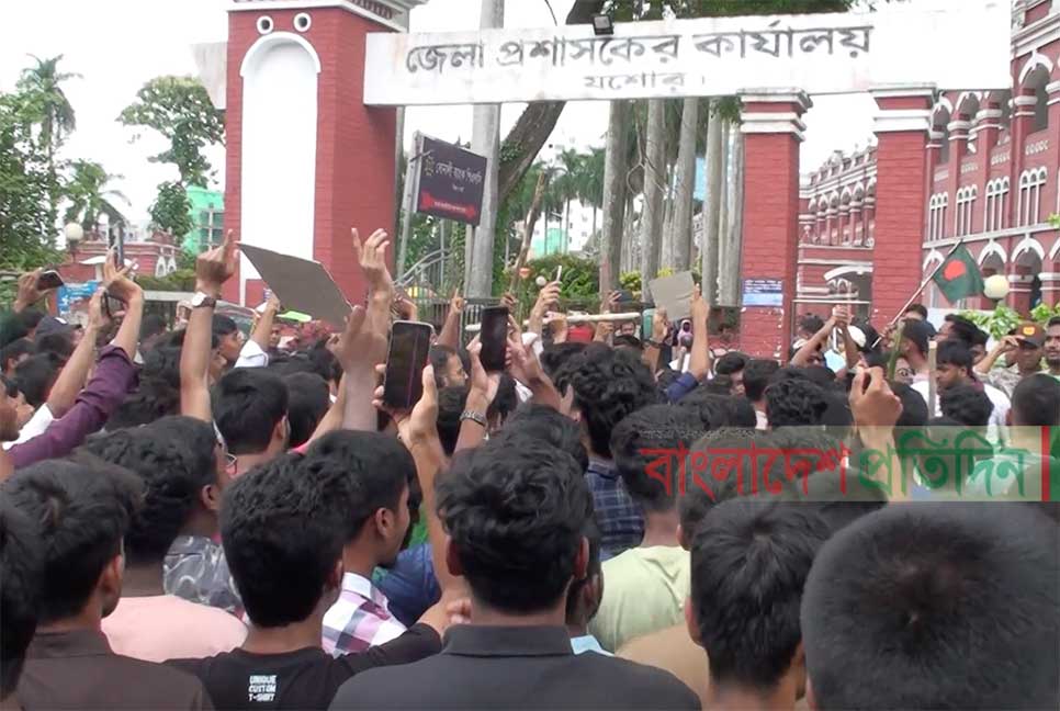 শিক্ষার্থীদের অবরোধে বেনাপোল-ঢাকা-খুলনা-ঝিনাইদহ সড়ক বন্ধ