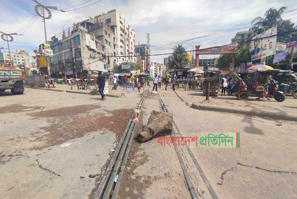 ঢাকা-নারায়ণগঞ্জ ট্রেন লাইনে গাছের গুঁড়ি ফেলে অবরোধ