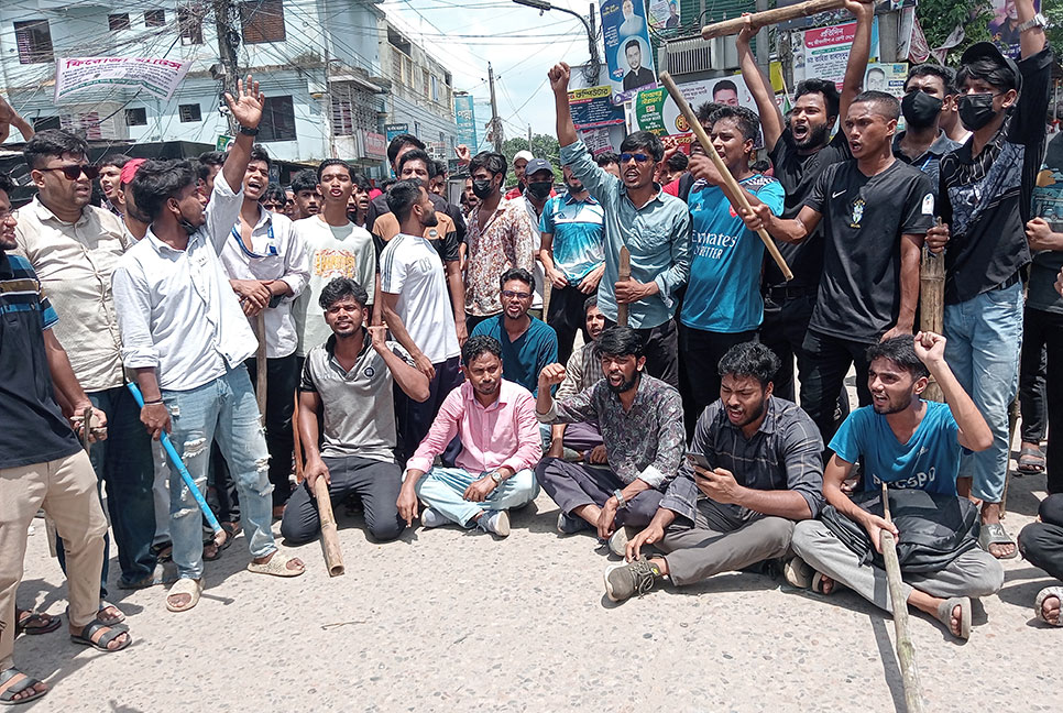 কিশোরগঞ্জে শিক্ষার্থীদের 
রেলস্টেশন ও সড়ক অবরোধ