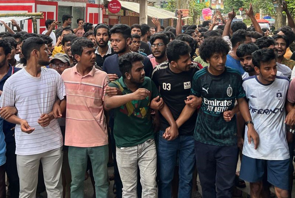 বিশ্ববিদ্যালয়ে রাজনীতি নিষিদ্ধসহ তিন দাবি কুবি শিক্ষার্থীদের