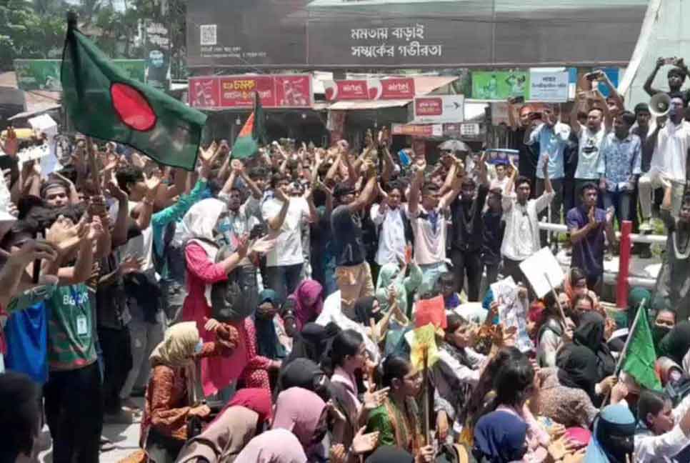 লালমনিরহাটে মহাসড়ক অবরোধ করে শিক্ষার্থীদের বিক্ষোভ