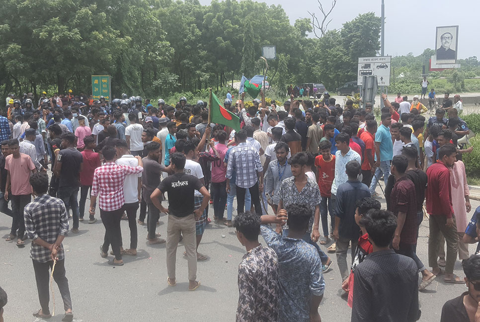 টাঙ্গাইলে কোটাবিরোধী আন্দোলনে মহাসড়কে যান চলাচল বন্ধ