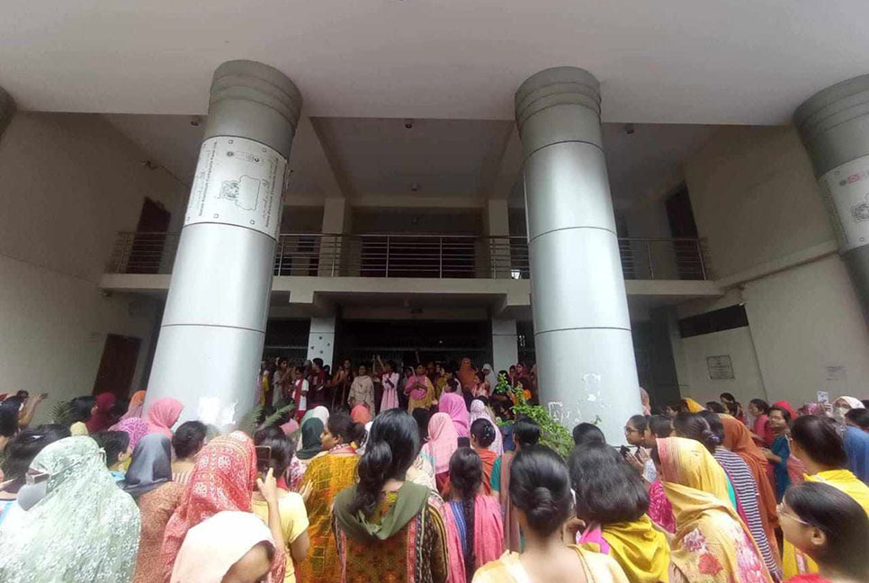 আন্দোলনকারীদের দাবির মুখে জবির হল বন্ধের সিদ্ধান্ত বাতিল