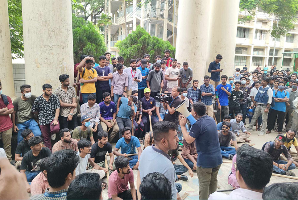 জবির প্রশাসনিক ভবন ঘেরাও, ছাত্র রাজনীতি নিষিদ্ধসহ ছয় দফা দাবি
