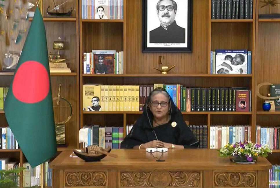 জাতির উদ্দেশে ভাষণ দিচ্ছেন প্রধানমন্ত্রী