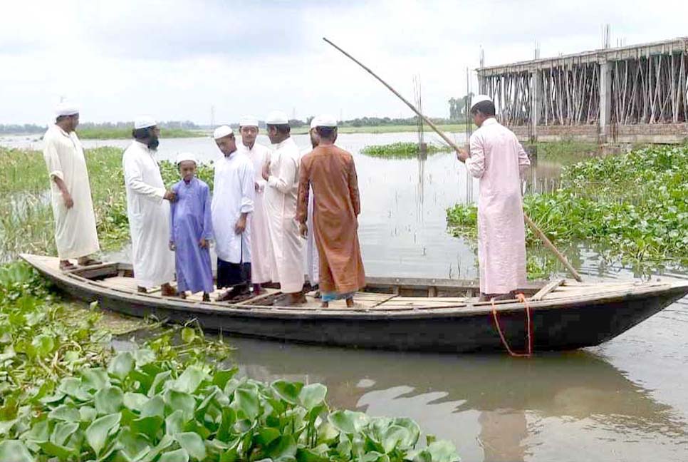 সিংড়ায় খাল পারাপারে ব্রিজ না থাকায় দুর্ভোগ
