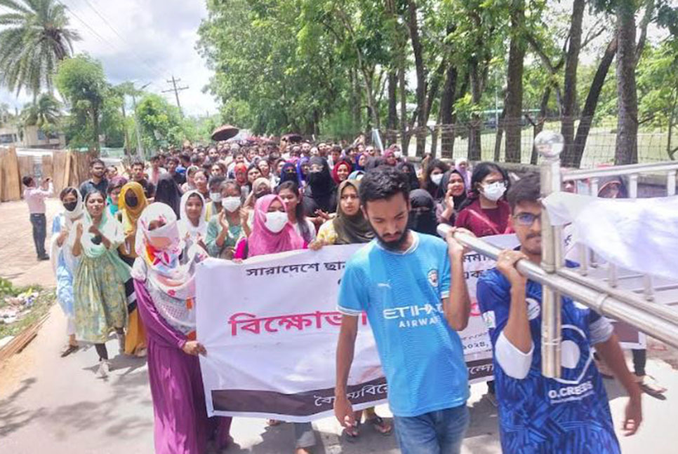 ছাত্র বিক্ষোভে ঢাকা-বরিশাল-পটুয়াখালীসহ সকল রুটের যোগাযোগ বিচ্ছিন্ন