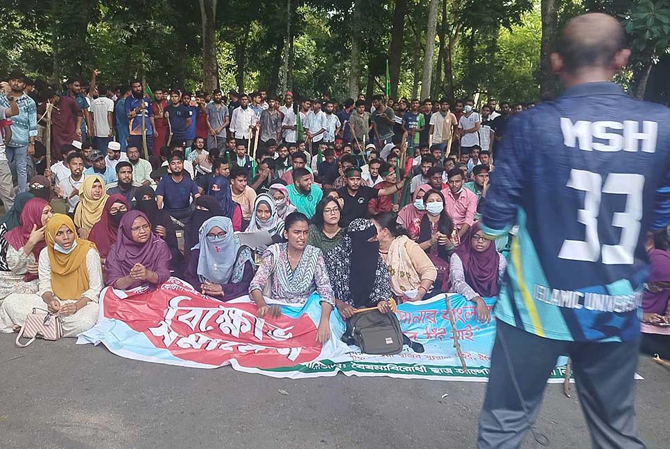 ইবিতে কোটা আন্দোলনকারীদের চার ঘণ্টা ক্যাম্পাস দখল 