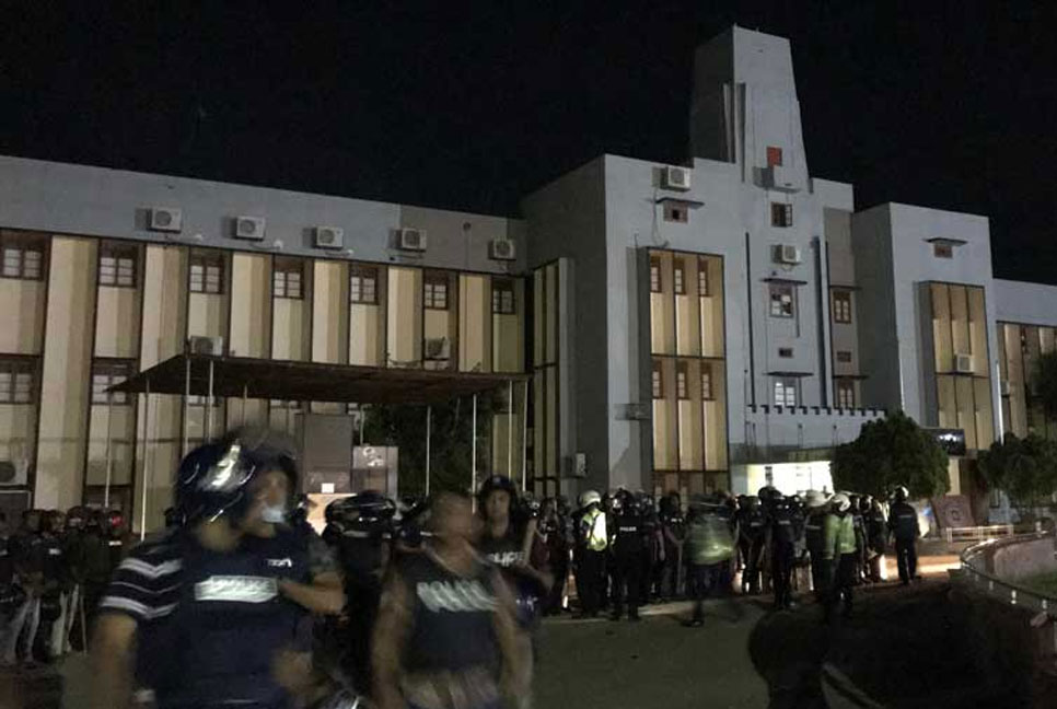 অবরুদ্ধ রাবি উপাচার্যকে অভিযান চালিয়ে উদ্ধার করল আইনশৃঙ্খলা রক্ষাকারী বাহিনী

