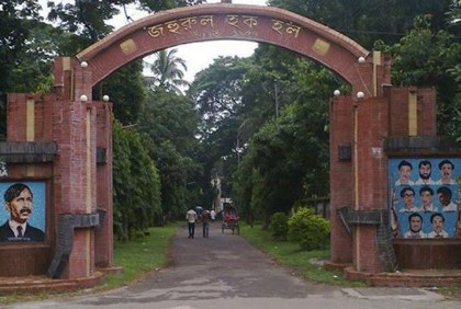 গভীর রাতে ঢাবির জহুরুল হক হলে উত্তেজনা