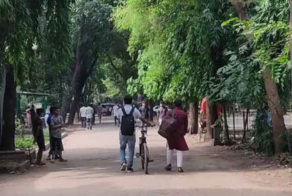 আতঙ্কে হল ছাড়ছেন ঢাবি শিক্ষার্থীরা

