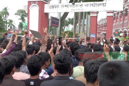 শিক্ষার্থীদের অবরোধে বেনাপোল-ঢাকা-খুলনা-ঝিনাইদহ সড়ক বন্ধ