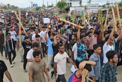 খুলনায় সড়ক অবরোধ করে শিক্ষার্থীদের বিক্ষোভ, যান চলাচল বন্ধ

