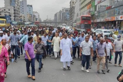 বিএনপি-জামায়াতের নৈরাজ্যের প্রতিবাদে খসরু চৌধুরী এমপির নেতৃত্বে উত্তরায় অবস্থান 

