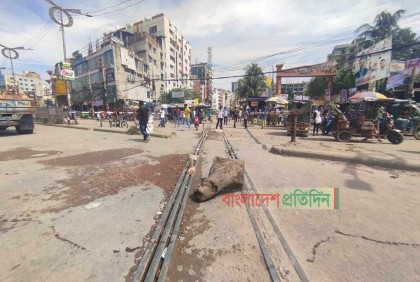 ঢাকা-নারায়ণগঞ্জ ট্রেন লাইনে গাছের গুঁড়ি ফেলে অবরোধ