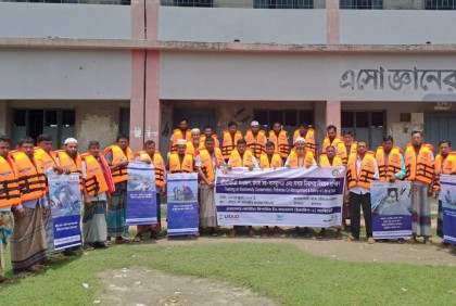 সমুদ্রগামী জেলেদের মাঝে লাইফ জ্যাকেট বিতরণ