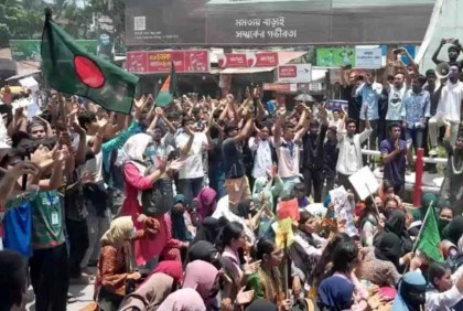 লালমনিরহাটে মহাসড়ক অবরোধ করে শিক্ষার্থীদের বিক্ষোভ