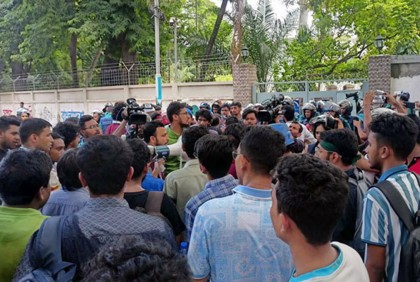 ক্যাম্পাস বন্ধের বিবৃতি প্রত্যাখ্যান, হল না ছাড়ার সিদ্ধান্তে অনড় আন্দোলনকারীরা

